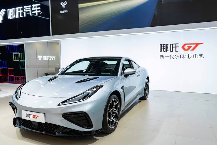 深圳217哪吒汽车在智能汽车领域的表现，领途汽车在新能源汽车市场中的影响力